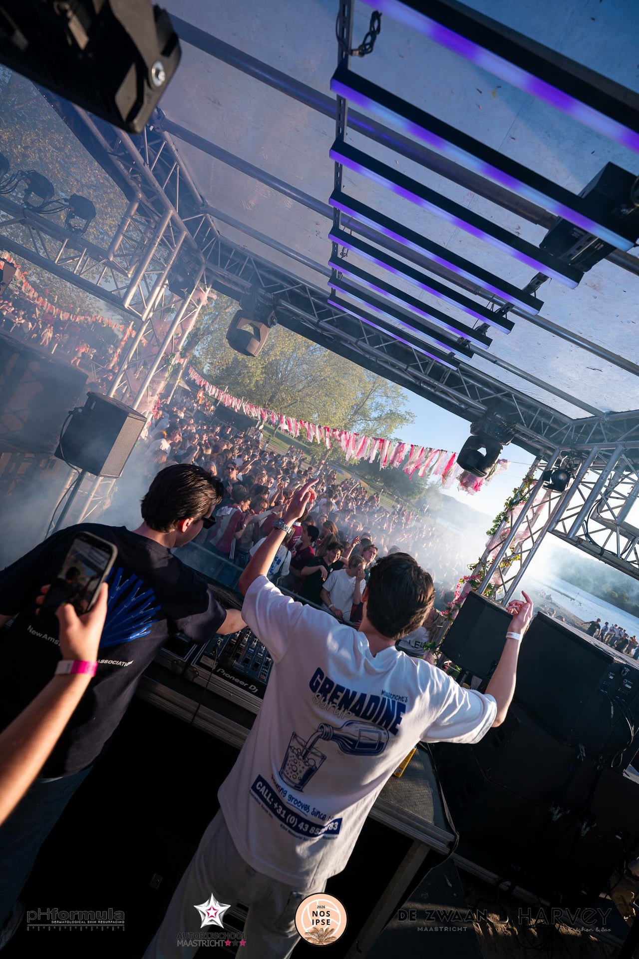 DJ en publiek tijdens Nos Ipse