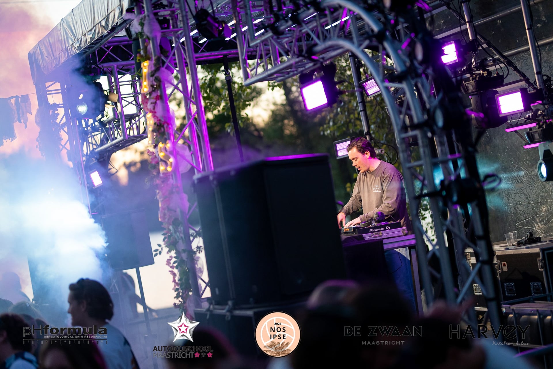 Licht en truss bij de festivalstage van Nos Ipse