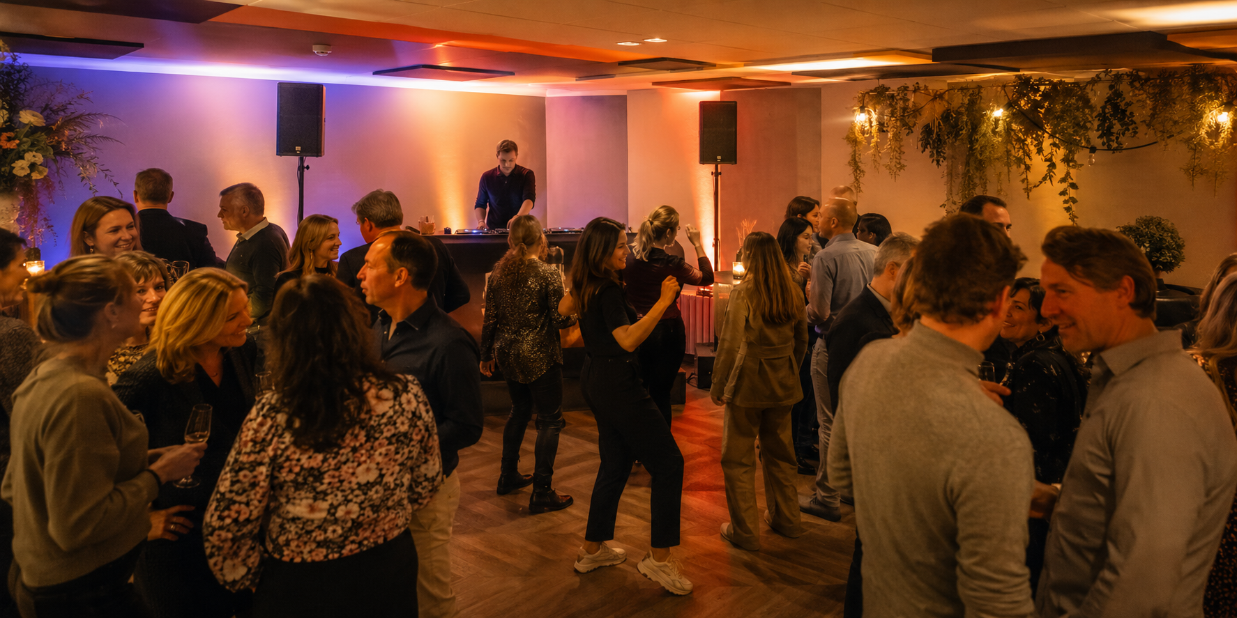 Kleinschalig feest met dansvloer, DJ en sfeerverlichting